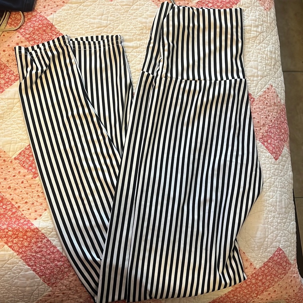 High waisted black and white leggings